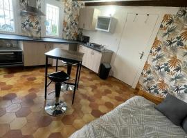 Studio indépendant dans maison d habitation，位于蓬沙托的酒店