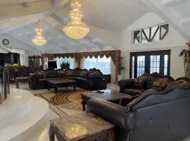 Specious 6000 sf privat gated villa with View