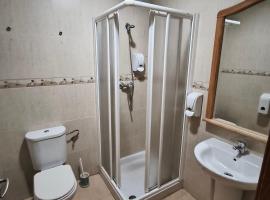 Hostal Restaurante San Carlos，位于Barrio de las Cuevas的酒店