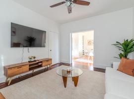 Harvard 3BDR- 5 Min Walk to Davis Sq - Free Parking，位于萨默维尔的酒店