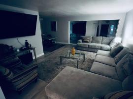 Luxury Urban Oasis!15 Min From Downtown Cleveland，位于克利夫兰的酒店