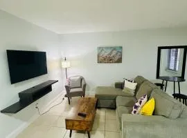 Apartment in Hollywood close to shops & beach 108