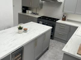 Stylish Home Away From Home! 6 Minutes from Beach!，位于威勒尔的酒店