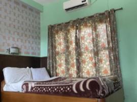 Hotel Chitwan Park Cottage，位于索拉哈Bharatpur Airport - BHR附近的酒店