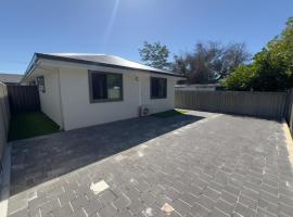 B3 Near Airport - Cozy Home, Walk to Shops & Eats