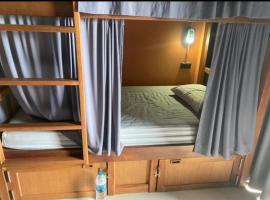 NOMAD HOSTEL KRABI AND TRAVEl，位于甲米镇的酒店