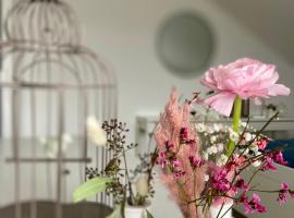 fuldaliebe - Helle Ferienwohnung mit K&uuml;che, Parkplatz, WLAN, Self Check-in，位于富尔达的住宿