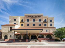 Courtyard by Marriott Wichita at Old Town，位于威奇托威奇托中大陆机场 - ICT附近的酒店