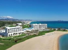 The St. Regis La Bahia Blanca Resort - Tamuda Bay，位于弗尼迪克的酒店