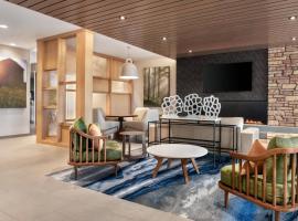 Fairfield Inn & Suites by Marriott Milwaukee West，位于West Milwaukee的酒店