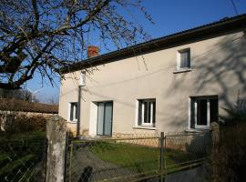 Location des longères，位于Brux的酒店