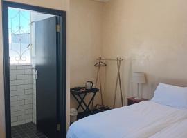 Cozy room in the Heart of Simon's Town，位于开普敦的宾馆