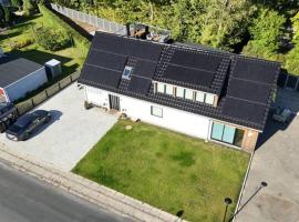 Charming house for 11 persons in Odense with Luxury Rooftop Deck & Free Parking，位于欧登塞的别墅