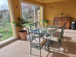 Maison Rustrel entre ocres et lavandes 3 chambres，位于吕斯特勒的酒店