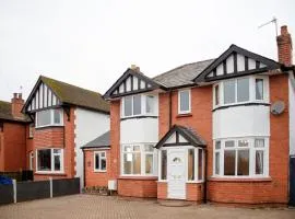 6 BR 3 Bath Spacious Tudor House & Free Parking