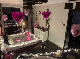 MIŁOŚĆ ma swój adres - ZMYSŁOWE apartamenty z JACUZZI dla Dwojga，位于厄尔科的酒店