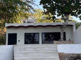 Tropical paradise awaits!，位于Platanitos的酒店