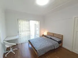 Queen Room in Cozy Carlingford Home with Pool - C4