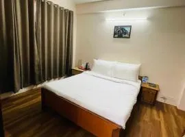 Hotel Zeal Home Stay - In house parking - 5g Wifi- Near Taj mahal