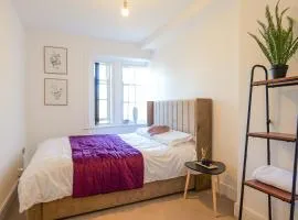 Zeenat Central Bury - Modern 2BR with Free Parking Sleeps 6