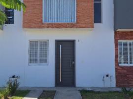 Casa en Coto Parque Agua Azul, con alberca，位于萨波潘的酒店