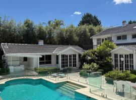 Stunning White House Luxury Retreat In Templestowe，位于Templestowe的酒店