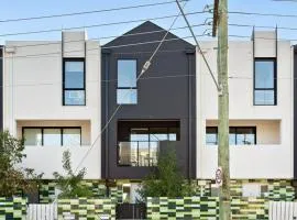 3 Bedroom Modern Central Clayton Living