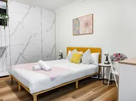 Serene Queen Room - Centrally Located at Gregory Hills - Shared Bathroom