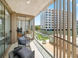 Bright 2-Bed Apartment with Gym BBQ & Pool Access