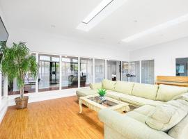 1580 - SFO Spacious & Beautiful 3BR house in Milbrae，位于米尔布雷的酒店