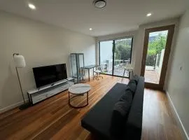 Warm 3beds Home with Yard and parking at Chinatown, CBD