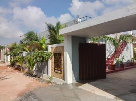 SR Beach house，位于Bahūr的酒店