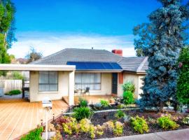 Home in Doncaster with Gardens, Near Shops & Transport，位于唐卡斯特的酒店