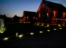 Gawra Nad Jeziorem - całoroczne domki nad jeziorem z balią, jacuzzi i sauną, Kaszuby，位于Sobącz的酒店