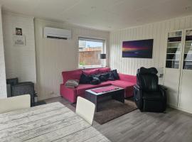 The pink googly eyed house，位于Tjelta的酒店