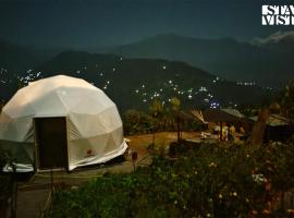 StayVista at The Stargazer with Mountain Views, Bonfire, Lawn，位于佩林的别墅