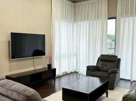 Loft with Pool Access, Same Floor as Swimming Pool Imago Mall 3R2B 1,320sq ft Euphoria Staycation，位于哥打京那巴鲁的酒店