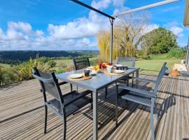 Jolie maison à la campagne - magnifique vue - 6pers，位于Carvès的酒店