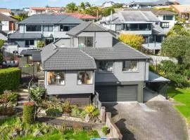 A Home Away from Home - Bucklands Beach Luxury 3-Bedroom Garden Villa