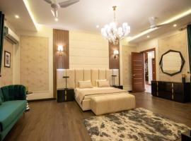 Hotel the rosewood near delhi airport，位于加姆布的酒店