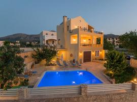 Νikolaos Villa with Private Pool, Playground & BBQ，位于Roussospítion的酒店
