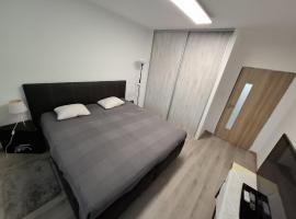 2 izbový byt 65 m2 so 4 lôžkami，位于尼特拉的酒店