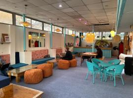 Serendipity Hostel & Cats Cafe，位于瑞诗凯诗的酒店