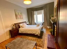 Spacious room, close to city centre