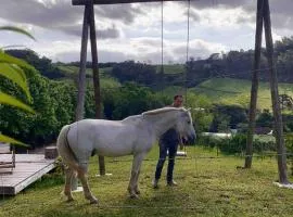 Chalé Sunset com Hidro, lareira, piscina, cavalo, trilha, tiro ao alvo