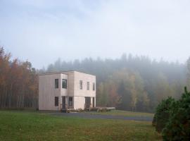 Modern Mountain Retreat with Hot Tub，位于Fleischmanns的酒店