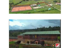 Casa y tenis de campo