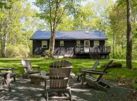 Chic Cabin with Hot Tub and Fire Pit，位于Roscoe的酒店
