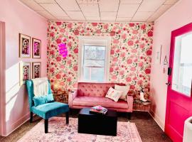 Barbie-1bed1bathkitchdeckgrill-sleeps Up To 4，位于Russell的酒店