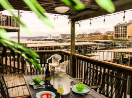 Daylight Cove Lakefront Condo, Pool, Hot Tub!，位于奥沙克湖的酒店